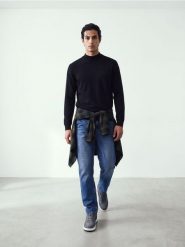 Sweter ze stójką - czarny. Czarne swetry męskie Sinsay, l, bez wzorów, bez kołnierzyka. Za 49.99 zł.