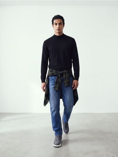 Sweter ze stójką - czarny. Czarne swetry męskie Sinsay, l, bez wzorów, bez kołnierzyka. Za 49.99 zł.