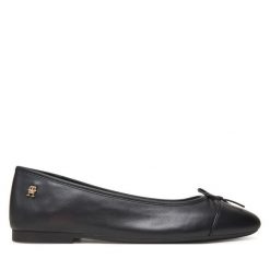 Baleriny Tommy Hilfiger. Czarne baleriny damskie Tommy Hilfiger, bez wzorów, bez obcasa. Za 299.99 zł.