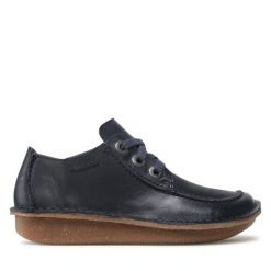 Półbuty Clarks. Niebieskie półbuty damskie Clarks, bez wzorów, bez obcasa, na płaskiej podeszwie. Za 259.99 zł.