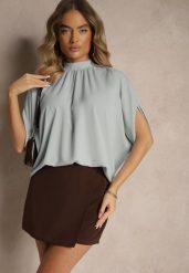 Jasnozielona Bluzka o Kroju Nietoperza z Wiązaniem Rinwenna. Zielone bluzki damskie Renee, bez wzorów, klasyczne, bez kołnierzyka, bez ramiączek. Za 49.99 zł.