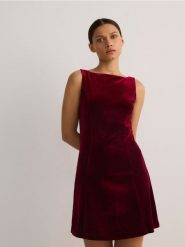 Welurowa sukienka - bordowy. Czerwone sukienki damskie Reserved, l, bez wzorów, z dzianiny, bez kołnierzyka, bez ramiączek, mini. W wyprzedaży za 69.99 zł.