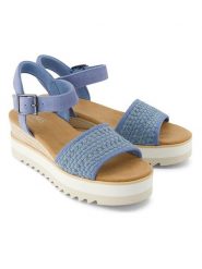 TOMS Sandały w kolorze błękitnym na koturnie rozmiar: 41. Niebieskie sandały damskie Toms, bez wzorów, z materiału, bez obcasa, na koturnie. Za 259.95 zł.