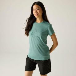 Damska koszulka Escade z krótkim rękawem i nadrukiem z mieszanki wełny merino. Zielone t-shirty damskie Regatta, bez wzorów, z tkaniny, bez kołnierzyka. W wyprzedaży za 249.99 zł.