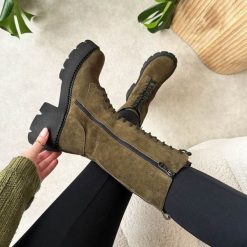 Khaki wysokie skórzane botki damskie na traperze T.Sokolski 197. Brązowe trapery damskie Sokolski, z dzianiny, bez obcasa, na platformie. W wyprzedaży za 289.67 zł.