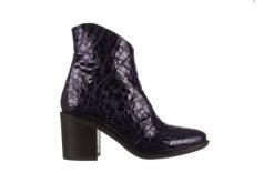 Botki Bayla 161 050 0021 3024 Navy Print 161166, Granat, Skóra naturalna lakierowana - 40. Niebieskie botki damskie Bayla, z lakierowanej skóry, bez obcasa, bez zapięcia. W wyprzedaży za 179.10 zł.
