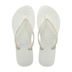 Klapki Havaianas Model 4000030 Kolor Biały. Białe klapki damskie Havaianas, bez wzorów, z gumy, bez obcasa. Za 132.35 zł.