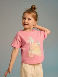 Bawełniany t-shirt z aplikacją - różowy. Czerwone koszulki dziewczęce Reserved, m, z aplikacjami, z bawełny, bez ramiączek. W wyprzedaży za 17.99 zł.