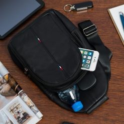 Czarna saszetka nerka przez ramię crossbody męska modna torba dwukomorowa skóra naturalna F01black. Czarne torby męskie na ramię bez wzorów, ze skóry, przez ramię. Za 109.90 zł.