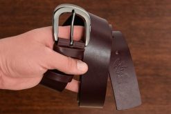 Beltimore skórzany damski pasek do spodni 4 cm burgundowy A72 : Kolory - fioletowy, Rozmiar pasków - r.100-115 cm. Czerwone paski damskie bez wzorów, klasyczne. Za 59.99 zł.