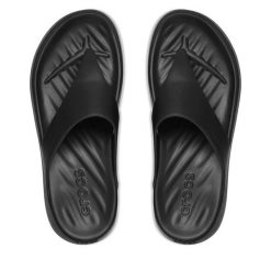 Japonki Crocs. Czarne klapki damskie Crocs, bez wzorów, bez obcasa. Za 179.99 zł.
