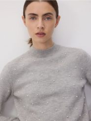 Sweter z perełkami - jasnoszary. Szare swetry klasyczne damskie Reserved, l, z dzianiny, bez kołnierzyka. W wyprzedaży za 49.99 zł.