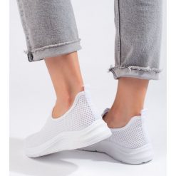 Białe tekstylne buty sportowe. Białe buty sportowe na co dzień damskie bez wzorów. Za 86.94 zł.