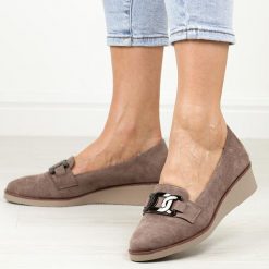 Khaki zamszowe półbuty damskie na koturnie Potocki 12319. Brązowe czółenka damskie POTOCKI, z aplikacjami, z zamszu, bez obcasa, na koturnie. Za 159.00 zł.