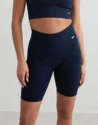 Damskie prążkowane bezszwowe szorty w kolorze granatowym. Niebieskie spodenki sportowe damskie Aim'n, uniwersalny, prążkowane, na fitness i siłownię. Za 171.00 zł.