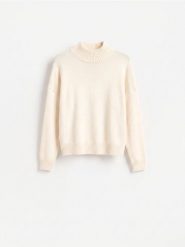 Sweter z obniżoną linią ramion - kremowy. Białe swetry klasyczne damskie Reserved, l, z dzianiny, bez kołnierzyka. Za 119.99 zł.