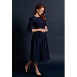 Sukienka Chione niebieska – wełna Loro Piana 32 niebieski. Niebieskie sukienki damskie Marie Zélie, na lato, s, bez wzorów, z bawełny, bez kołnierzyka, bez ramiączek. W wyprzedaży za 548.50 zł.