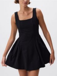 Gładka sukienka mini - czarny. Czarne sukienki damskie Reserved, l, bez wzorów, z dzianiny, bez kołnierzyka, bez ramiączek, mini, rozkloszowane. Za 119.99 zł.