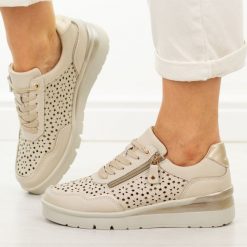 Beżowe skórzane ażurowe półbuty damskie Filippo Dp7677/26. Brązowe półbuty damskie Filippo, w ażurowe wzory, z jeansu, klasyczne, z okrągłym noskiem, bez obcasa, na koturnie. W wyprzedaży za 227.92 zł.