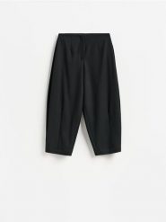 Spodnie barrel leg - czarny. Czarne spodnie materiałowe damskie Reserved, bez wzorów, z tkaniny. Za 149.99 zł.
