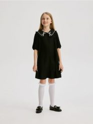 Sukienka z kołnierzykiem - czarny. Czarne sukienki dziewczęce Reserved, bez wzorów, z tkaniny, bez ramiączek. Za 89.99 zł.