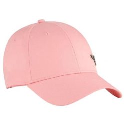 Czapka Z Daszkiem Z Metalowym Logo ESS. Czerwone czapki z daszkiem damskie Puma, bez wzorów. Za 100.99 zł.