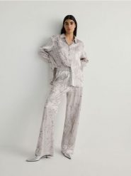 Satynowe spodnie z cekinowymi aplikacjami - beżowy. Brązowe spodnie materiałowe damskie Reserved, z aplikacjami, z satyny. W wyprzedaży za 79.99 zł.