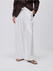 Szerokie spodnie z wiązaniem - biały. Białe spodnie materiałowe damskie Reserved, bez wzorów, z tkaniny. Za 149.99 zł.