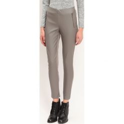 LEGGINSY DAMSKIE. Szare legginsy damskie TOP SECRET, bez wzorów. W wyprzedaży za 59.99 zł.