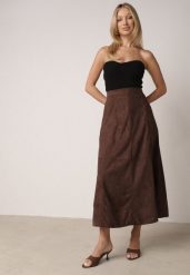 Brązowa Rozkloszowana Spódnica z Imitacji Zamszu Basara. Brązowe spódniczki damskie Born2be, l, bez wzorów, z materiału, biznesowe, midi, koszulowe. Za 179.99 zł.