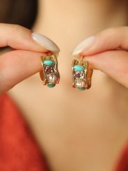 Pierres de Jade Pozłacane kolczyki-wkrętki z cyrkoniami i perłami rozmiar: onesize. Żółte kolczyki damskie Pierres de Jade, z cyrkonią, pozłacane. Za 43.99 zł.