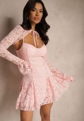 Jasnoróżowa Koktajlowa Koronkowa Sukienka o Rozkloszowanym Kroju Nelfedi. Czerwone sukienki damskie Renee, m, bez wzorów, z koronki, eleganckie, bez kołnierzyka, bez ramiączek, mini, rozkloszowane. W wyprzedaży za 183.99 zł.