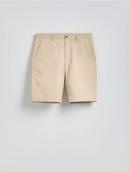 Szorty chino regular fit - beżowy. Brązowe szorty męskie Reserved, z bawełny, bez kołnierzyka. Za 119.99 zł.