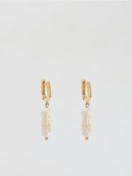 Kolczyki z naturalną perłą - biały. Białe kolczyki damskie Reserved, z perłą. Za 89.99 zł.