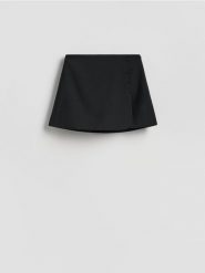 Spódnico-szorty z dodatkiem wiskozy - czarny. Czarne szorty damskie Reserved, bez wzorów, z tkaniny. Za 119.99 zł.