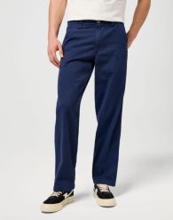 MESKIE SPODNIE MATERIALOWE WRANGLER RELAXED CHINO NAVY 112373190. Niebieskie spodnie materiałowe męskie Wrangler, bez wzorów, z materiału. Za 219.99 zł.