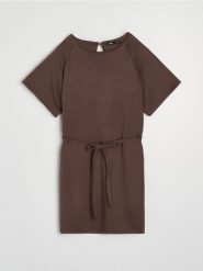 Sukienka z domieszką wiskozy i wiązaniem na plecach - brązowy. Brązowe sukienki damskie Sinsay, l, bez wzorów, z wiskozy, bez kołnierzyka, bez ramiączek. Za 49.99 zł.
