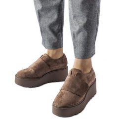 Brązowe półbuty na platformie Pallet. Brązowe półbuty damskie bez wzorów, z tworzywa sztucznego, eleganckie, bez obcasa, na platformie. Za 177.71 zł.