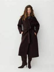 Płaszcz handmade z wełną - ciemnobrązowy. Brązowe płaszcze damskie Reserved, l, bez wzorów, z tkaniny. Za 699.99 zł.
