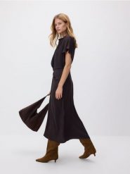 Wzorzysta sukienka maxi - brązowy. Brązowe sukienki damskie Reserved, l, bez wzorów, z wiskozy, bez kołnierzyka, bez ramiączek, maxi, rozkloszowane. Za 259.99 zł.