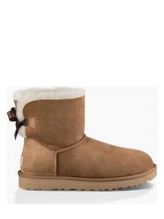 UGG Botki zimowe "Mini Bailey Bow II" w kolorze karmelowym ze skóry jagnięcej rozmiar: 36. Brązowe botki damskie Ugg, na zimę, ze skóry, z okrągłym noskiem, bez obcasa, bez zapięcia. Za 836.56 zł.