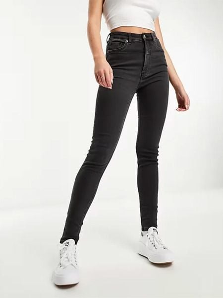 Monki Dżinsy - Slim fit - w kolorze czarnym rozmiar: W26. Czarne jeansy damskie Monki, z podwyższonym stanem. Za 52.67 zł.