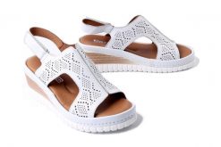 ARTIKER RELAKS 56C0924 biały, sandały damskie. Białe sandały damskie Artiker Relaks, bez wzorów, bez obcasa, na koturnie. Za 181.93 zł.