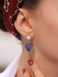 L'Atelier de Gaia Pozłacane kolczyki-wkrętki z agatem i perłami rozmiar: onesize. Białe kolczyki damskie L'Atelier de Gaia, z agatem, pozłacane. Za 95.69 zł.