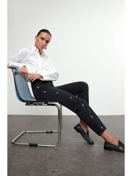 Trendyol Dżinsy - Mom fit - w kolorze czarnym rozmiar: 38. Czarne jeansy damskie Trendyol, z podwyższonym stanem. Za 187.07 zł.