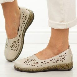 Beżowe ażurowe półbuty damskie Potocki 90392. Brązowe półbuty damskie POTOCKI, w ażurowe wzory, z jeansu, eleganckie, bez obcasa, na płaskiej podeszwie. Za 149.00 zł.