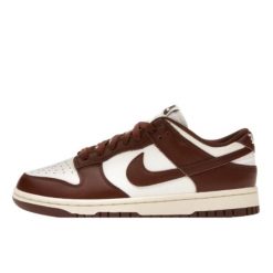 Buty do chodzenia dla dorosłych Nike Dunk Low Cacao Wow. Brązowe buty wizytowe męskie Nike, z materiału, bez zapięcia. Za 470.85 zł.