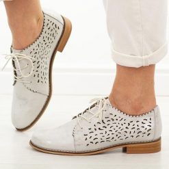 Białe ażurowe skórzane półbuty damskie Cambell 19386. Białe półbuty damskie Cambell, w ażurowe wzory, z jeansu, biznesowe, z okrągłym noskiem, bez obcasa, na obcasie. Za 239.00 zł.