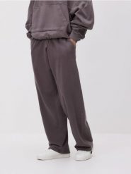 Spodnie loose fit z efektem sprania - ciemnoszary. Szare spodnie materiałowe męskie Reserved, bez wzorów, z bawełny. Za 149.99 zł.