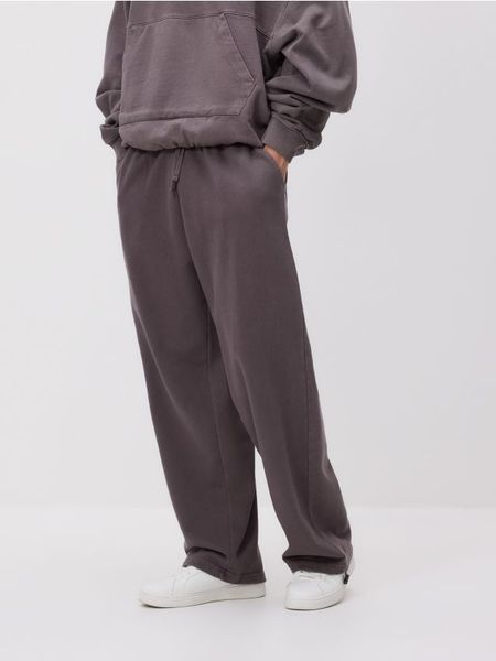 Spodnie loose fit z efektem sprania - ciemnoszary. Szare spodnie materiałowe męskie Reserved, bez wzorów, z bawełny. Za 149.99 zł.